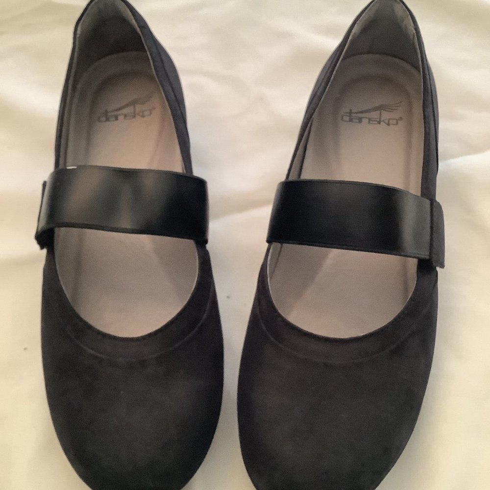 7.5M Dansko black shoe  (last week on Poshmark then goes to donation